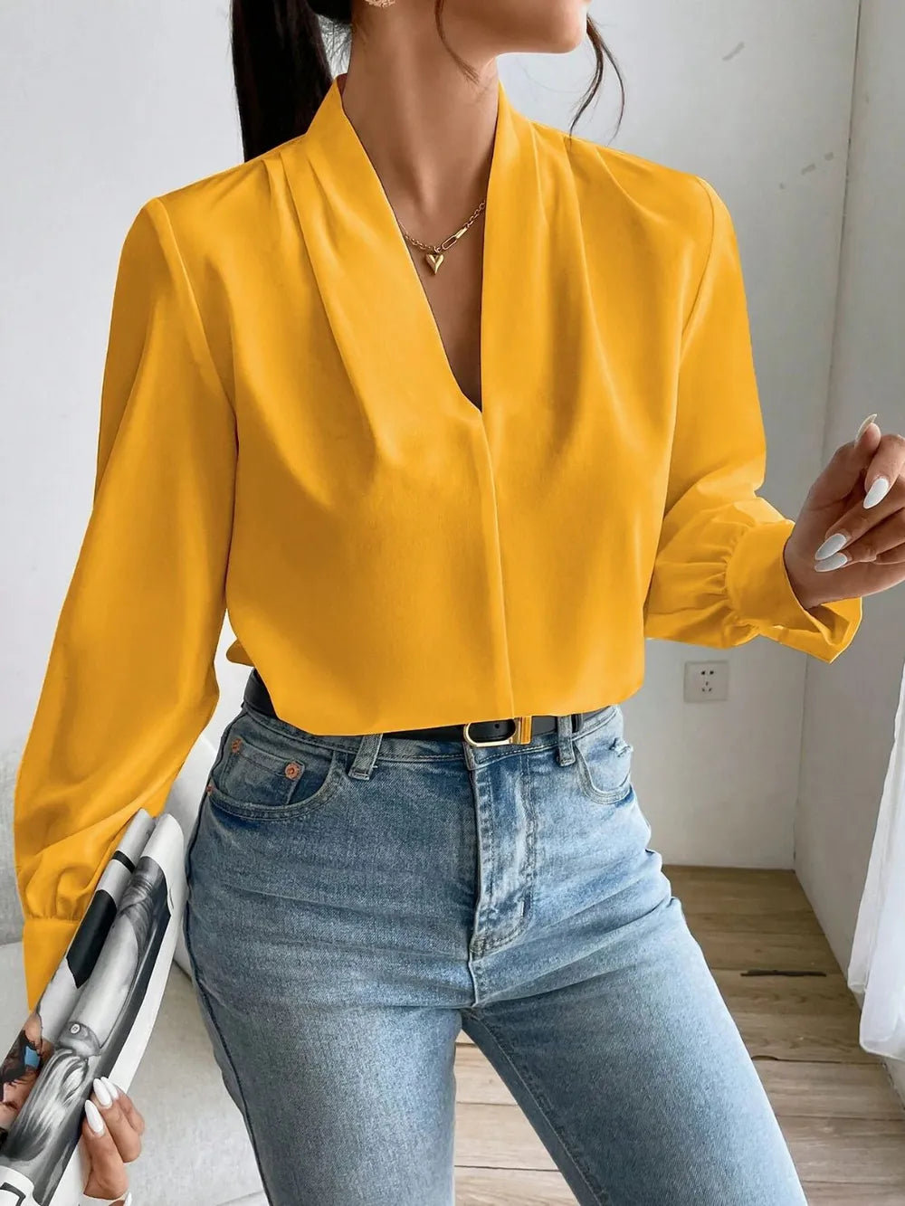 Long sleeved shirt design sense V-neck solid color loose top autumn shirt