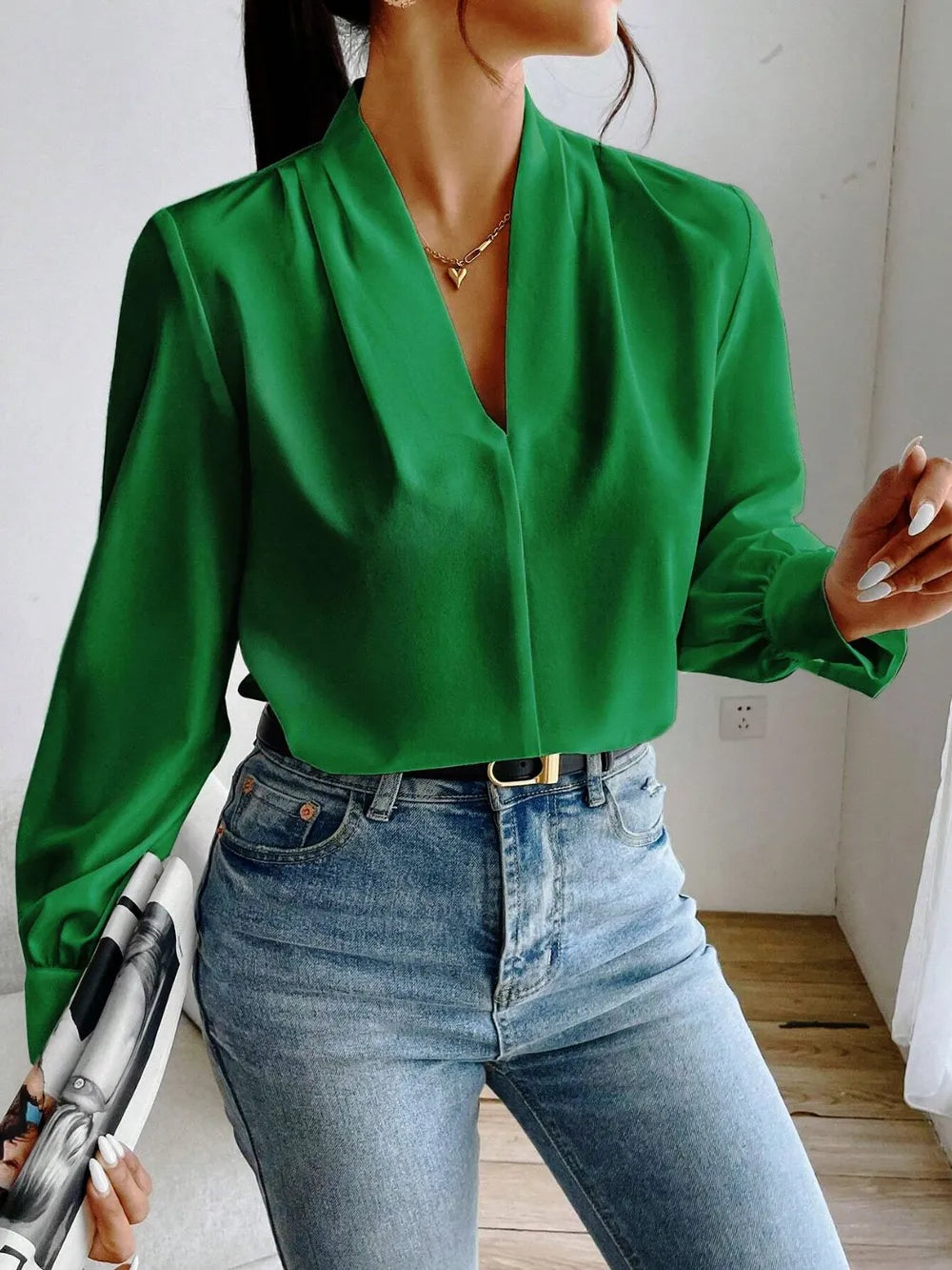 Long sleeved shirt design sense V-neck solid color loose top autumn shirt