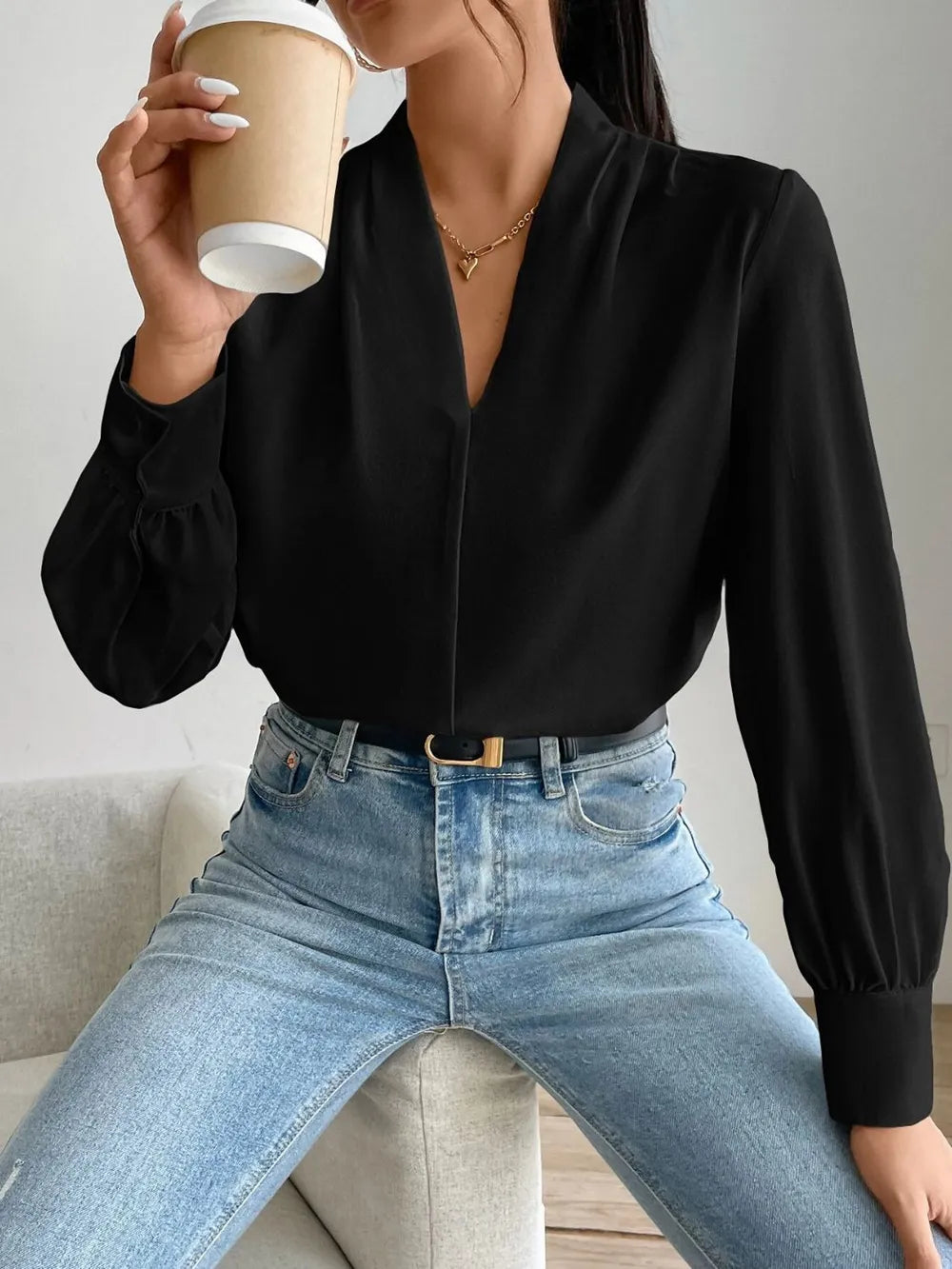 Long sleeved shirt design sense V-neck solid color loose top autumn shirt