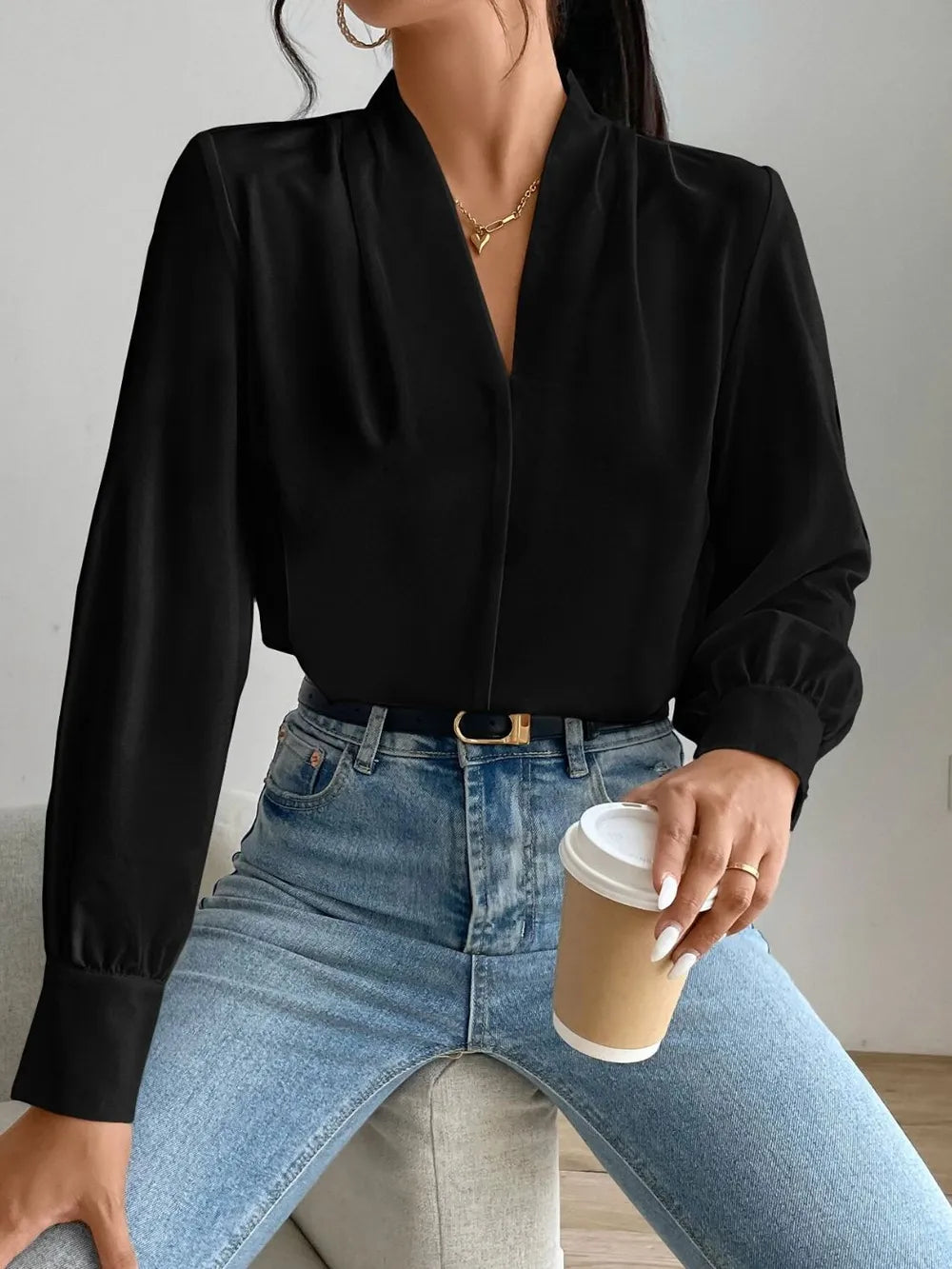 Long sleeved shirt design sense V-neck solid color loose top autumn shirt