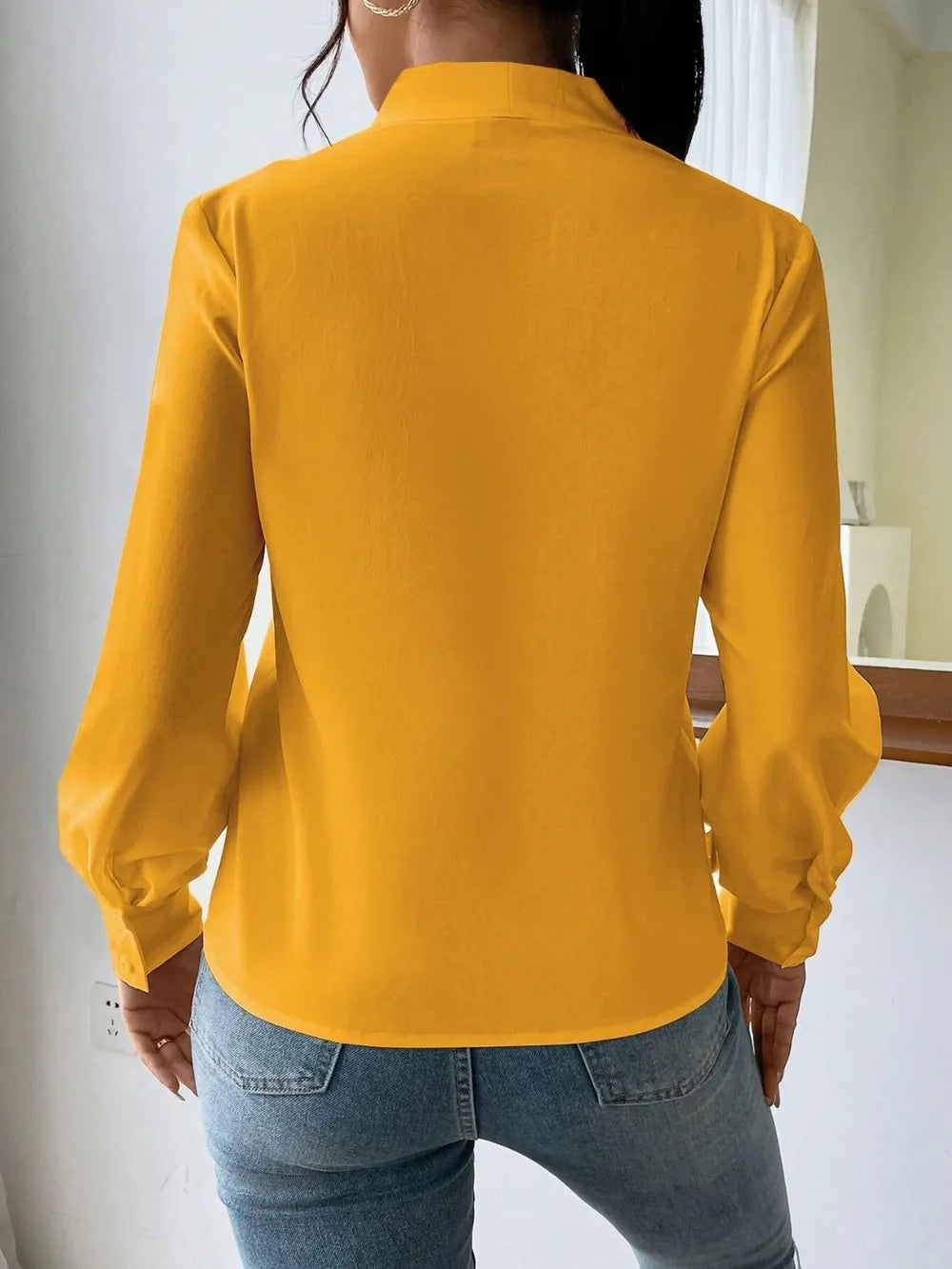 Long sleeved shirt design sense V-neck solid color loose top autumn shirt