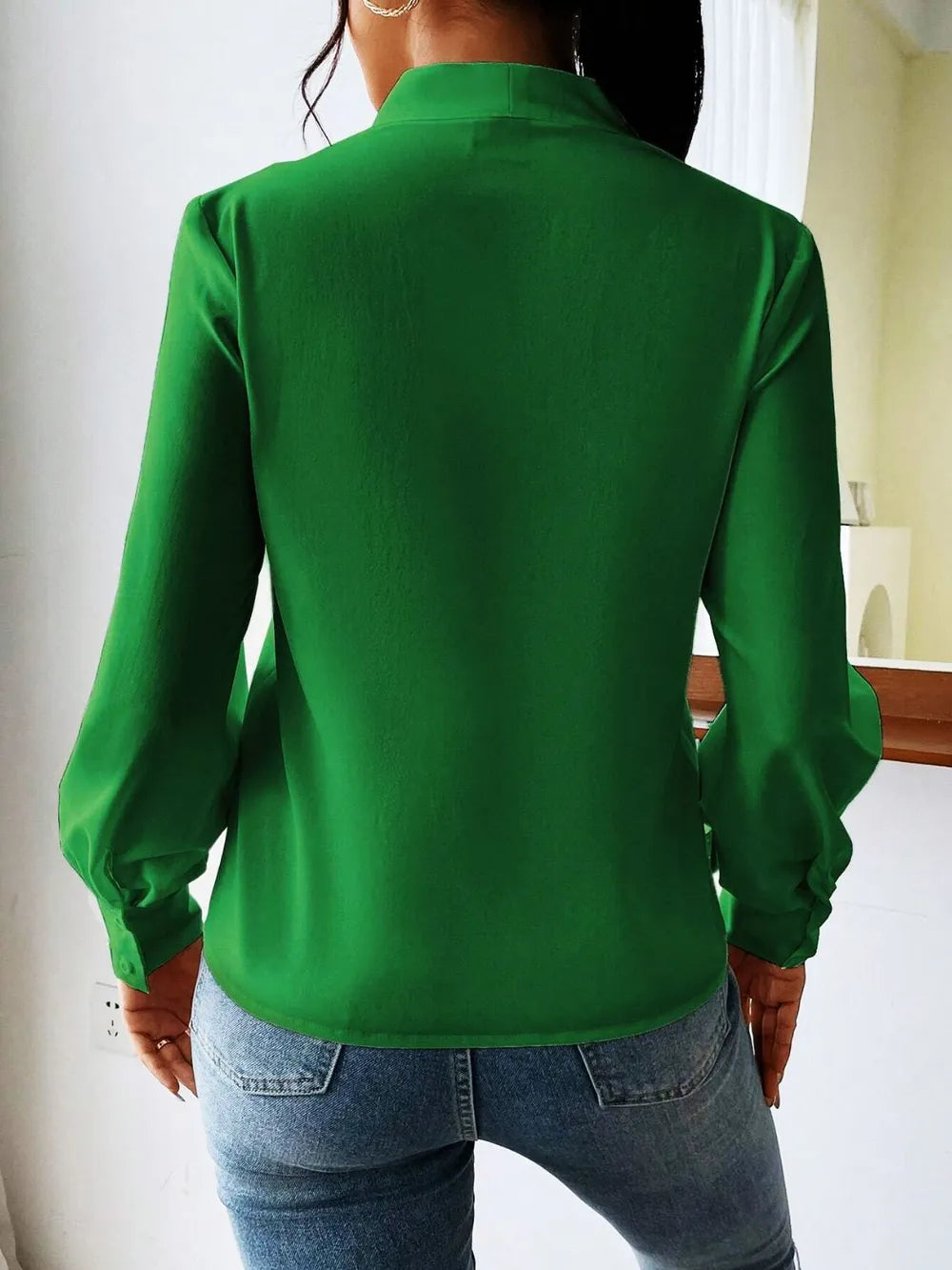 Long sleeved shirt design sense V-neck solid color loose top autumn shirt