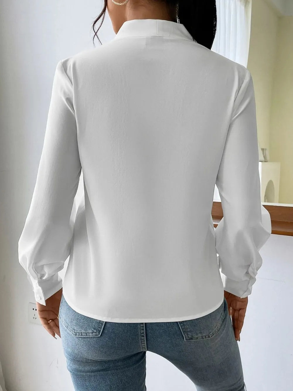 Long sleeved shirt design sense V-neck solid color loose top autumn shirt