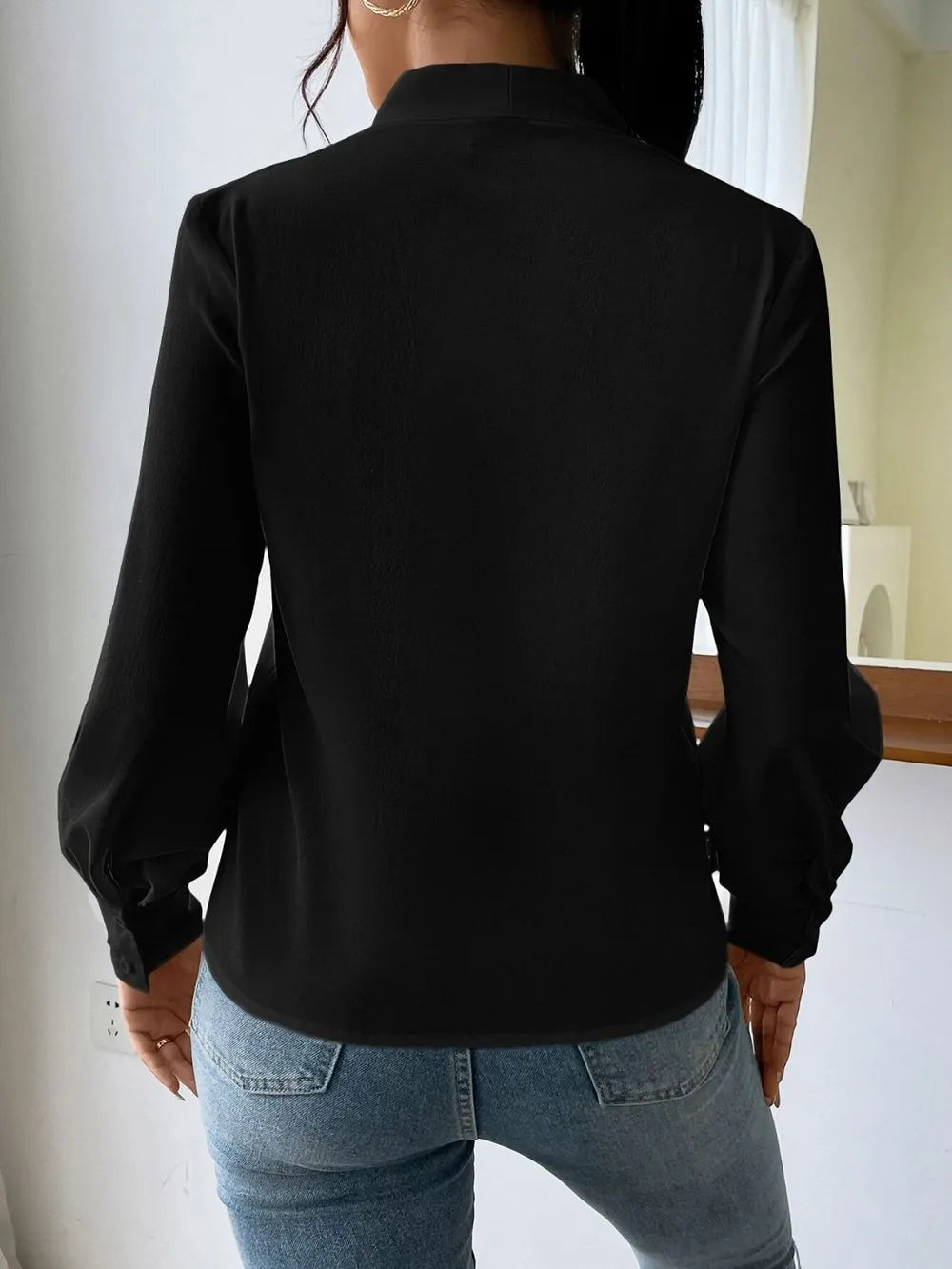 Long sleeved shirt design sense V-neck solid color loose top autumn shirt