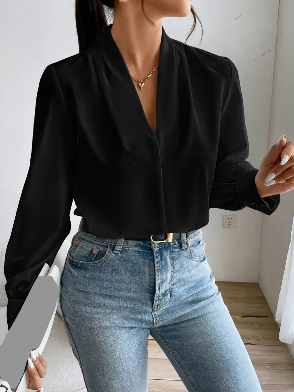 Long sleeved shirt design sense V-neck solid color loose top autumn shirt